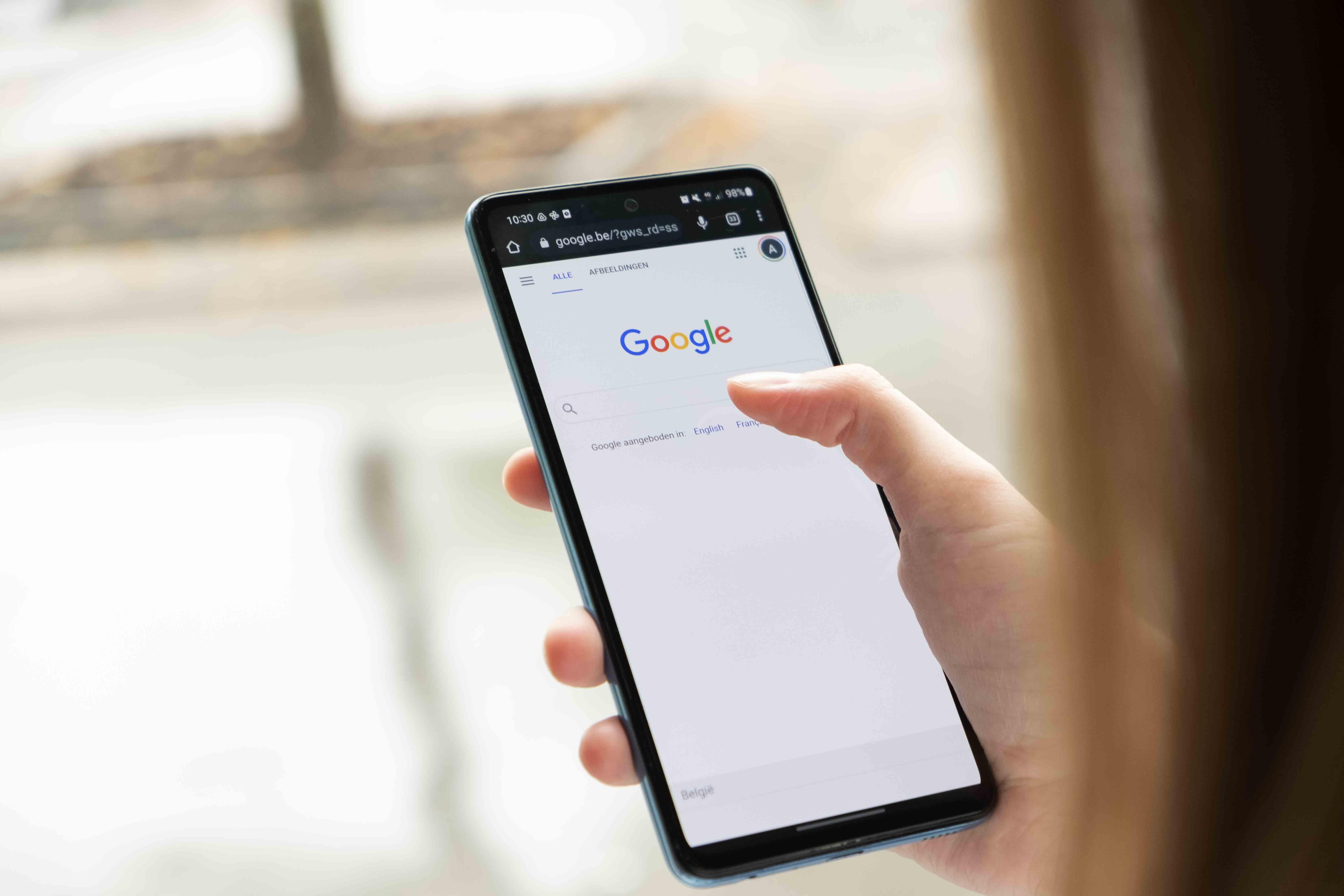 Google search engine on smartphone